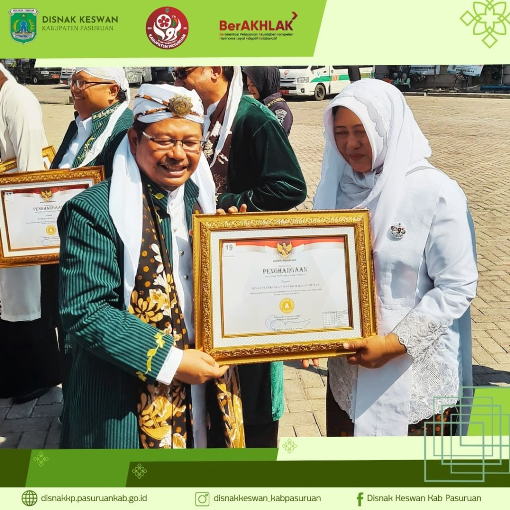 Kepala Dinas Peternakan dan Kesehatan Hewan Kabupaten Pasuruan, drh. Ainur Alfiyah, menerima penghargaan dari PJ. Bupati Pasuruan atas prestasi dalam akuntabilitas kinerja instansi pemerintah tahun 2024